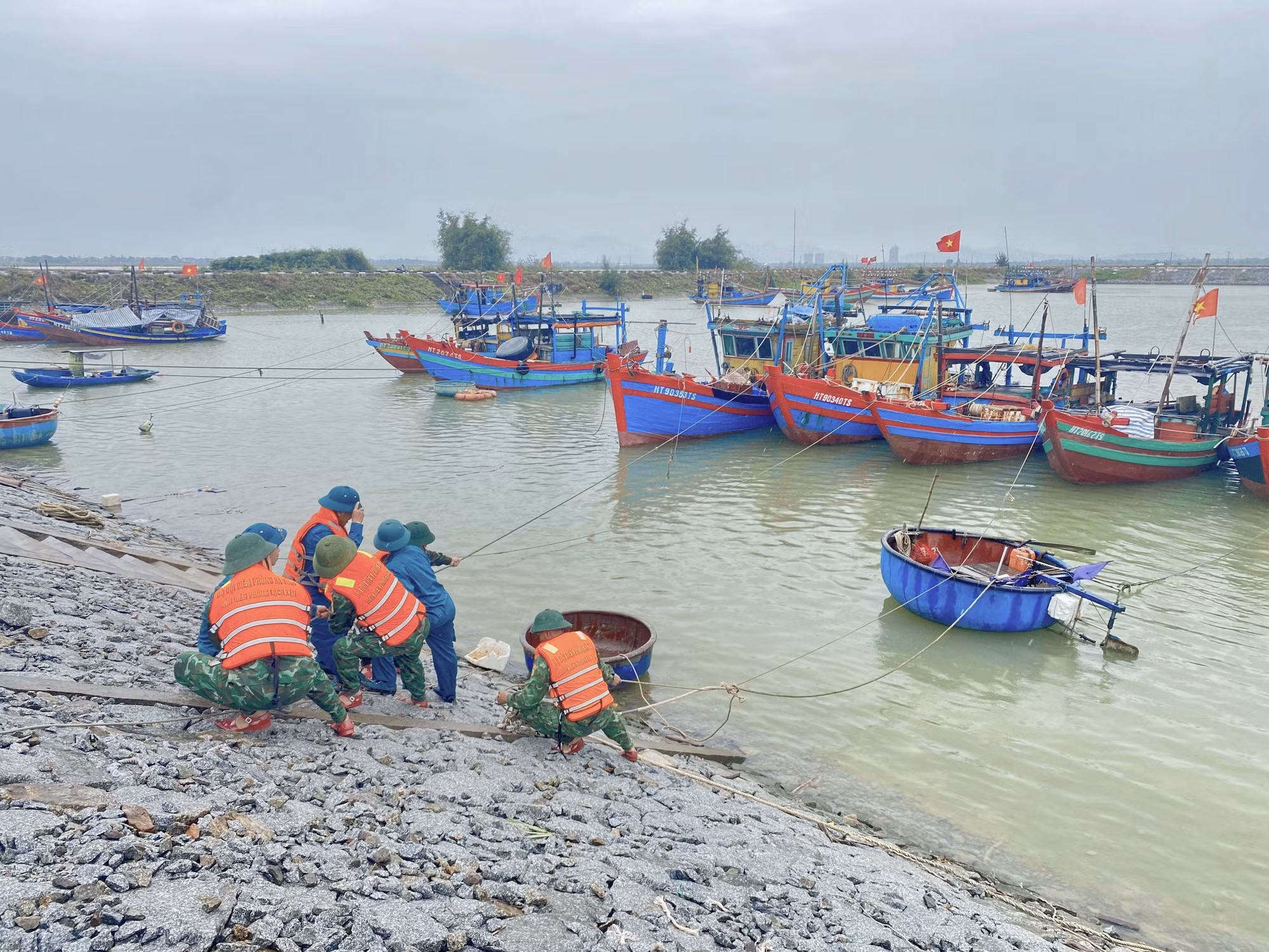 Lực lượng quân đội hỗ trợ người dân xã Đan Hải chằng néo lại tàu thuyền.