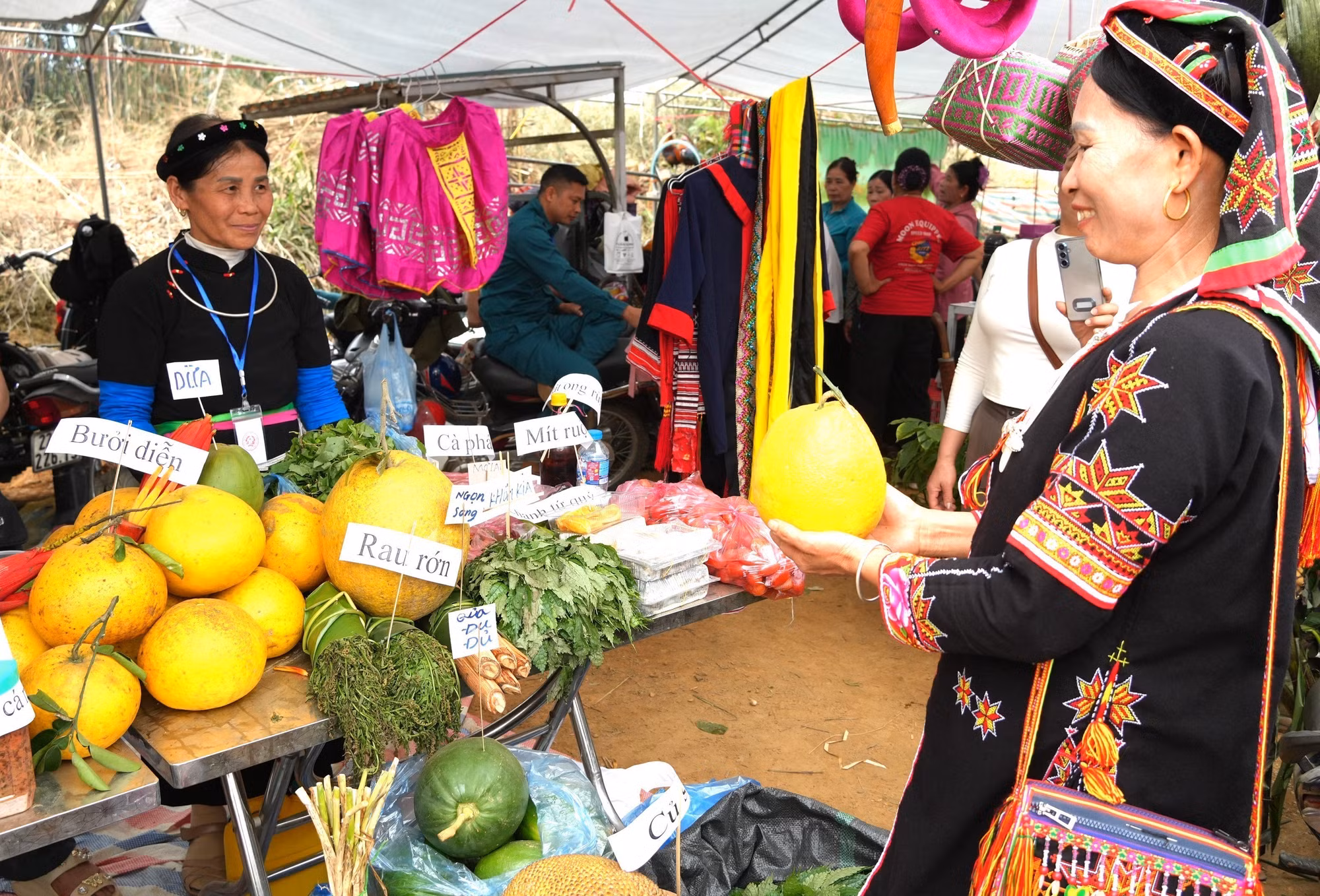 Các sản phẩm nông sản, đặc sản truyền thống của địa phương được đông đảo du khách lựa chọn tại Chợ Thụt, xã Phù Lưu (tỉnh Tuyên Quang).