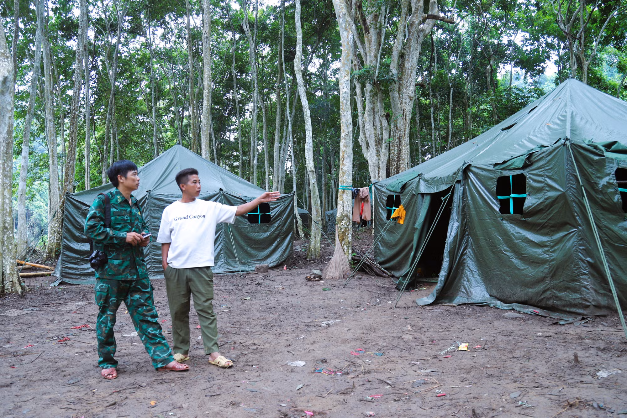 Bí thư Chi bộ bản Phá Mựt (xã Nhôn Mai, tỉnh Nghệ An) trao đổi với lực lượng biên phòng về vị trí lắp đặt đèn năng lượng mặt trời cho dân bản.