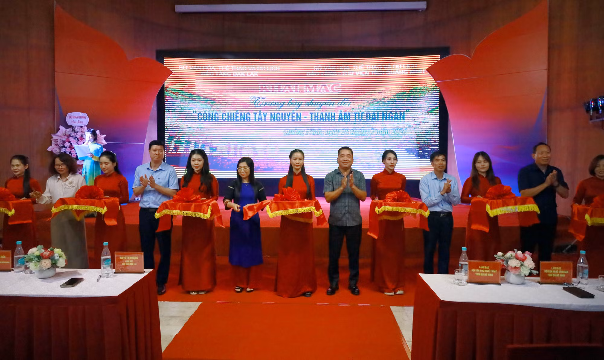Các đại biểu cắt băng khai mạc triển lãm.