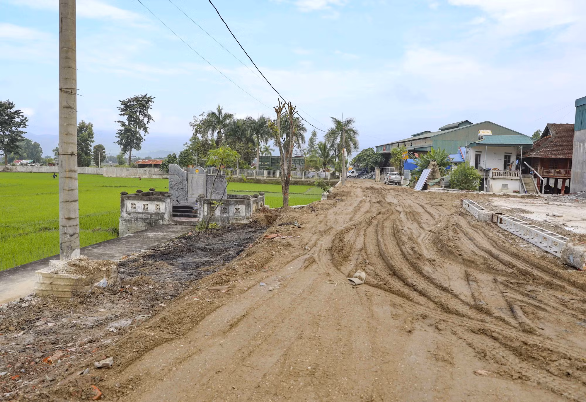 Qua trình người dân đổ đất, san gạt làm đường đi lại đã san lấp một phần di tích. Ảnh: Xuân Tư/TTXVN