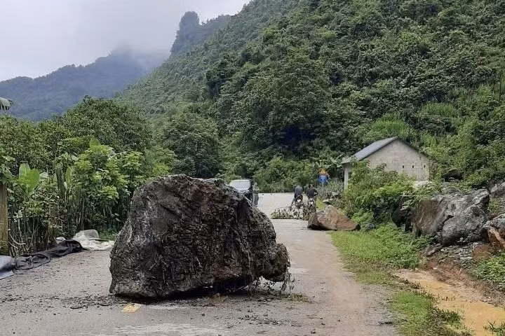 Một tảng đá to lăn từ trên đỉnh núi xuống Bản Phạn, xã Quang Long. Ảnh: TTXVN phát
