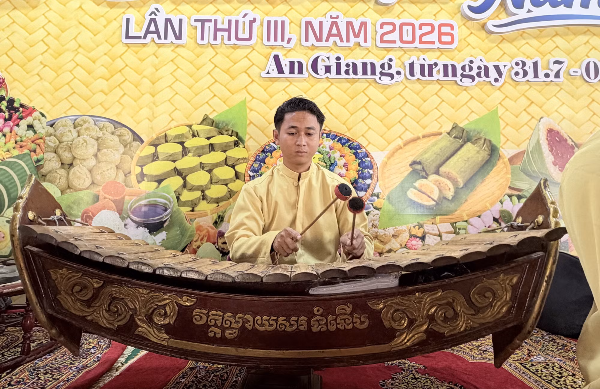 Các nghệ nhân say mê biểu diễn nhạc ngũ âm phục vụ người dân và du khách tại Lễ hội Bánh dân gian Nam Bộ - An Giang năm 2026.