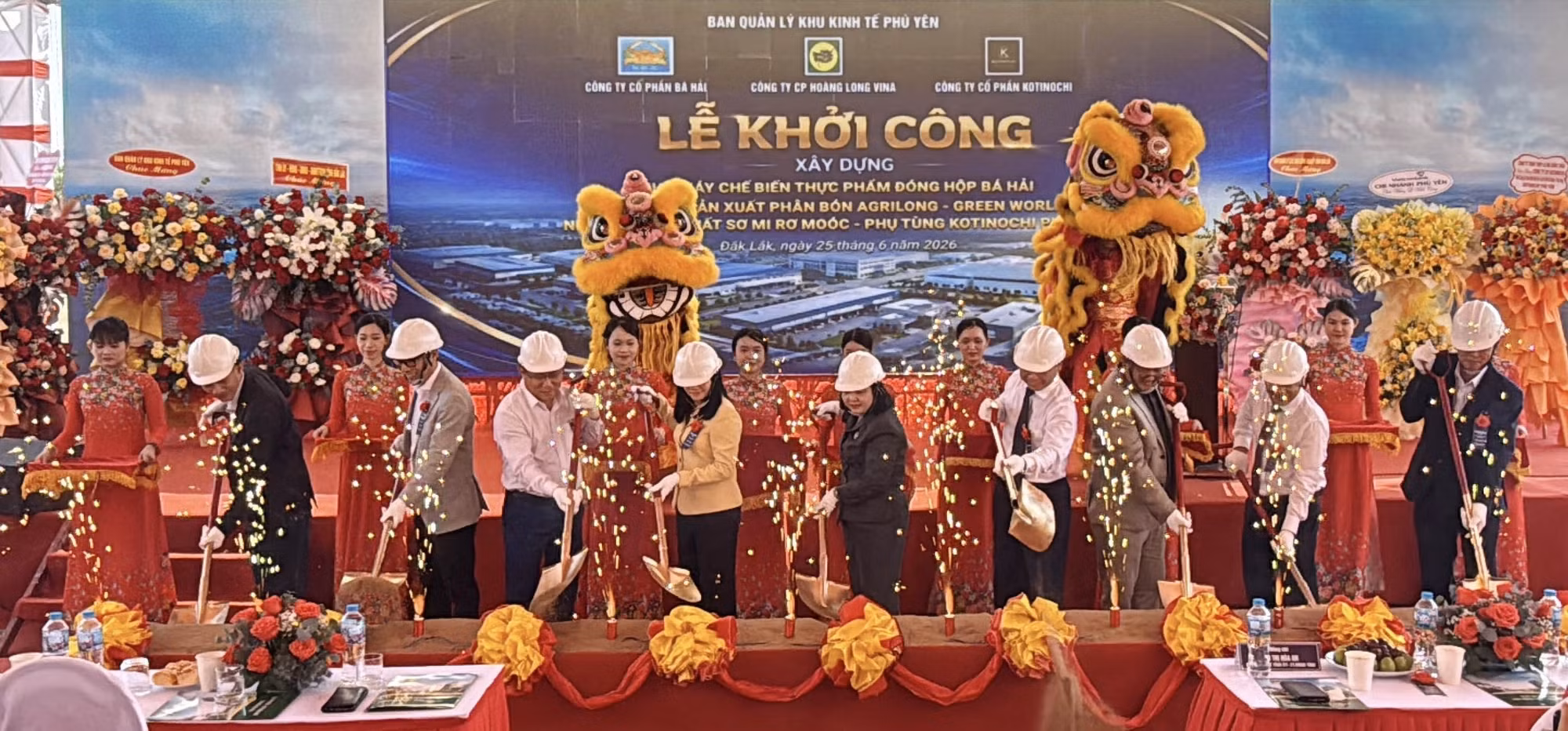 Các đại biểu thực hiện nghi thức khởi công dự án.