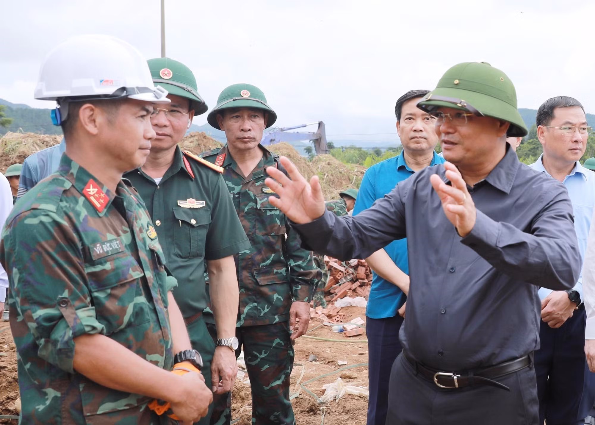 Bí thư Tỉnh ủy Lai Châu, Lê Minh Ngân động viên lực lượng Quân đội đang thi công xây dựng nhà cho các hộ dân vùng lũ tại bản Sân Bay, xã Mường Than.