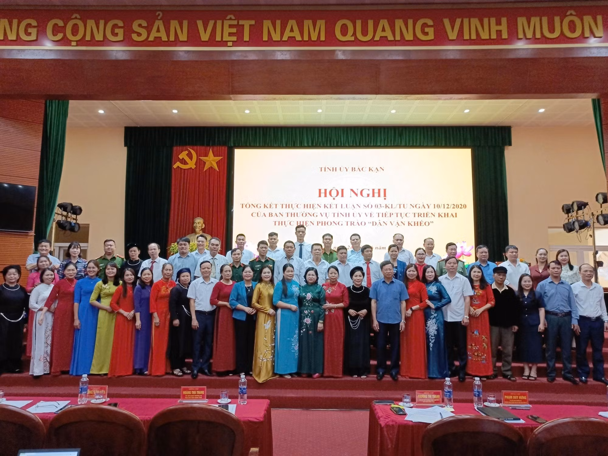 Các đại diện tập thể, cá nhân được biểu dương chụp ảnh lưu niệm với lãnh đạo tỉnh. Ảnh TTXVN phát