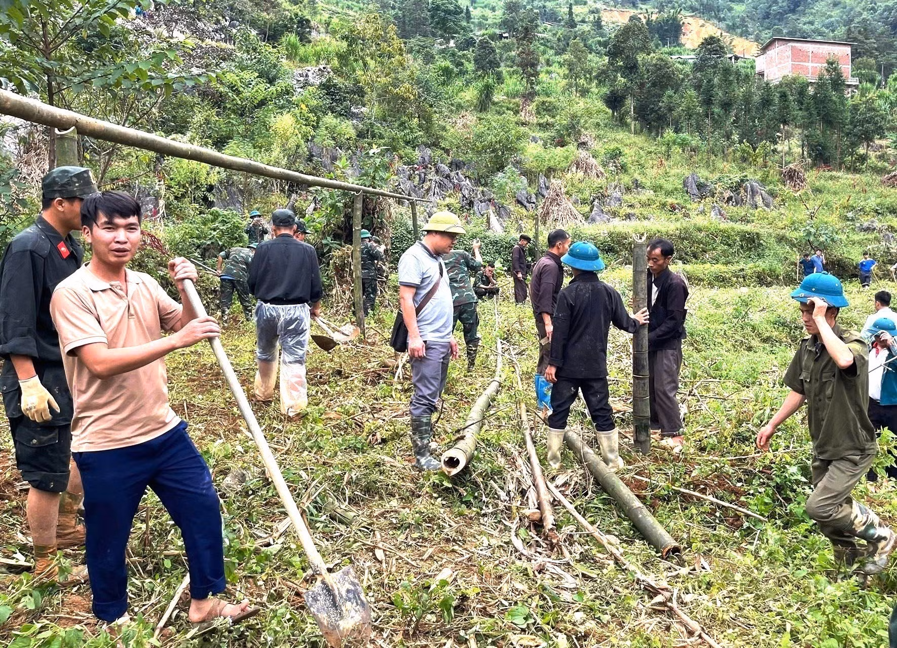 Cán bộ, chiến sĩ và người dân xã Lũng Cú, tỉnh Tuyên Quang khẩn trương di dời 31 hộ dân ra khỏi vùng nguy hiểm. Ảnh: My Ly/TTXVN phát
