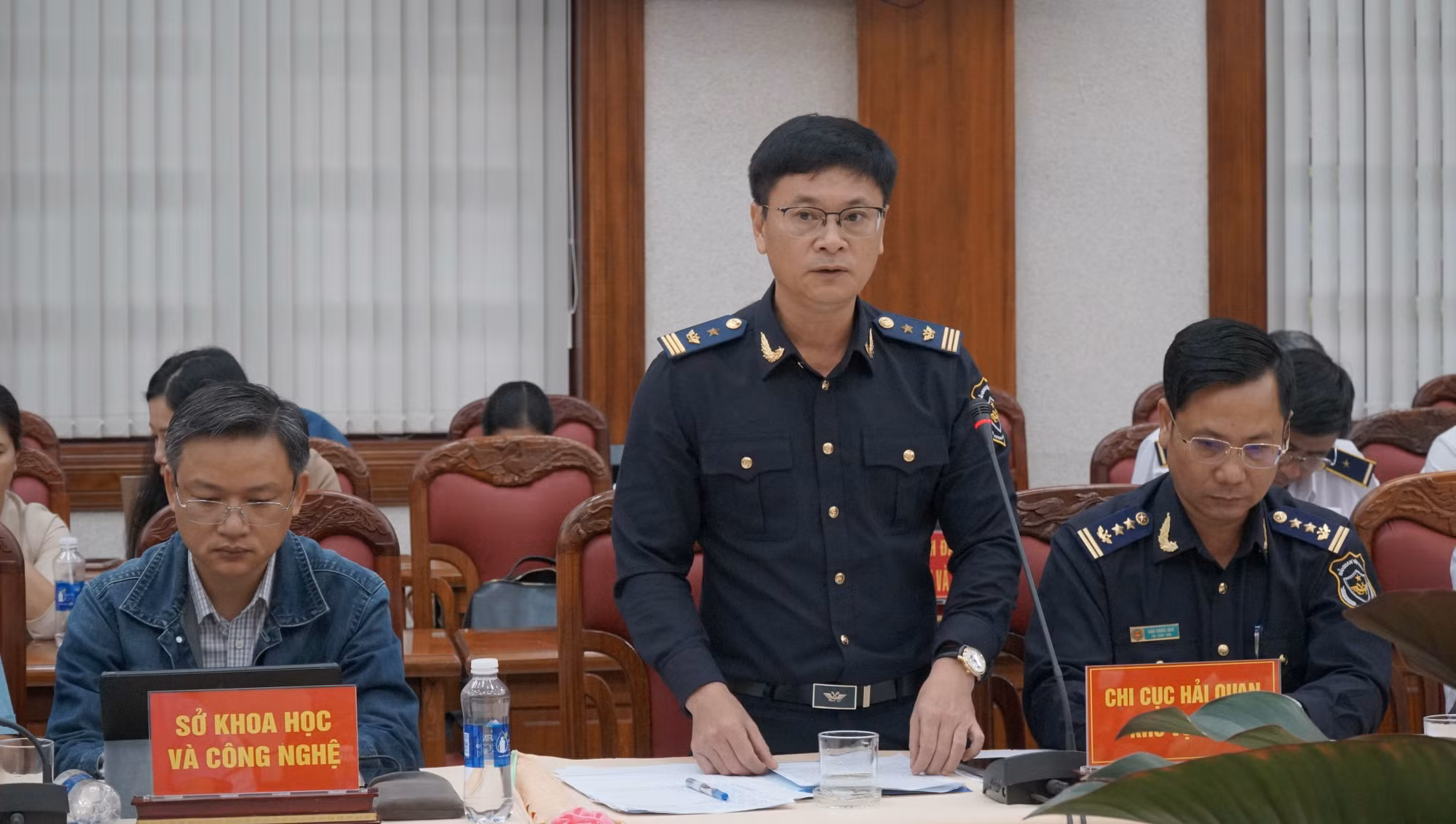Đại diện Lãnh đạo Chi cục Hải quan khu vực XIV tham gia ý kiến tại hội nghị. Ảnh: Hoài Nam/TTXVN