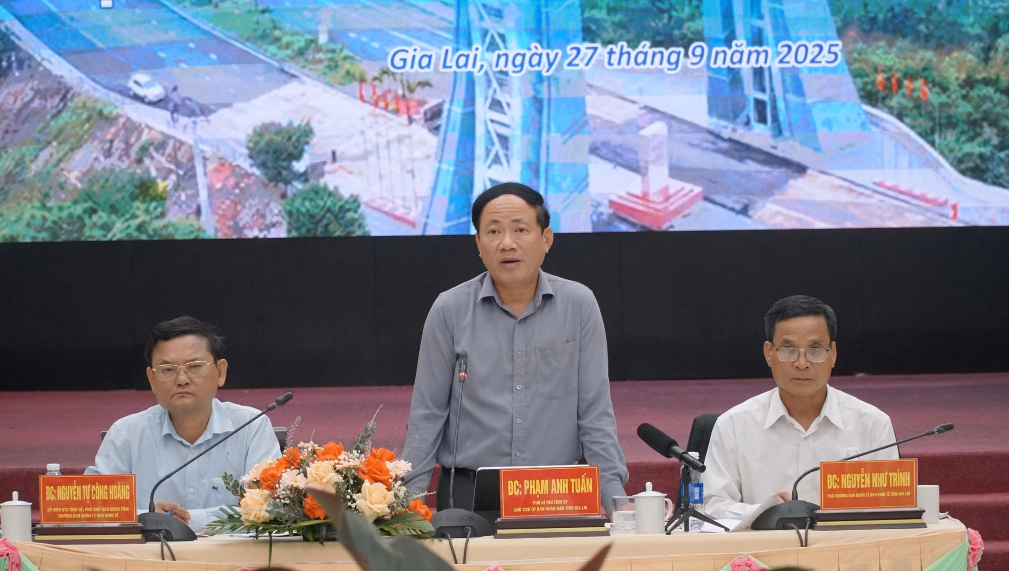 Chủ tịch UBND tỉnh Gia Lai Phạm Anh Tuấn phát biểu tại hội nghị. Ảnh: Hoài Nam/TTXVN