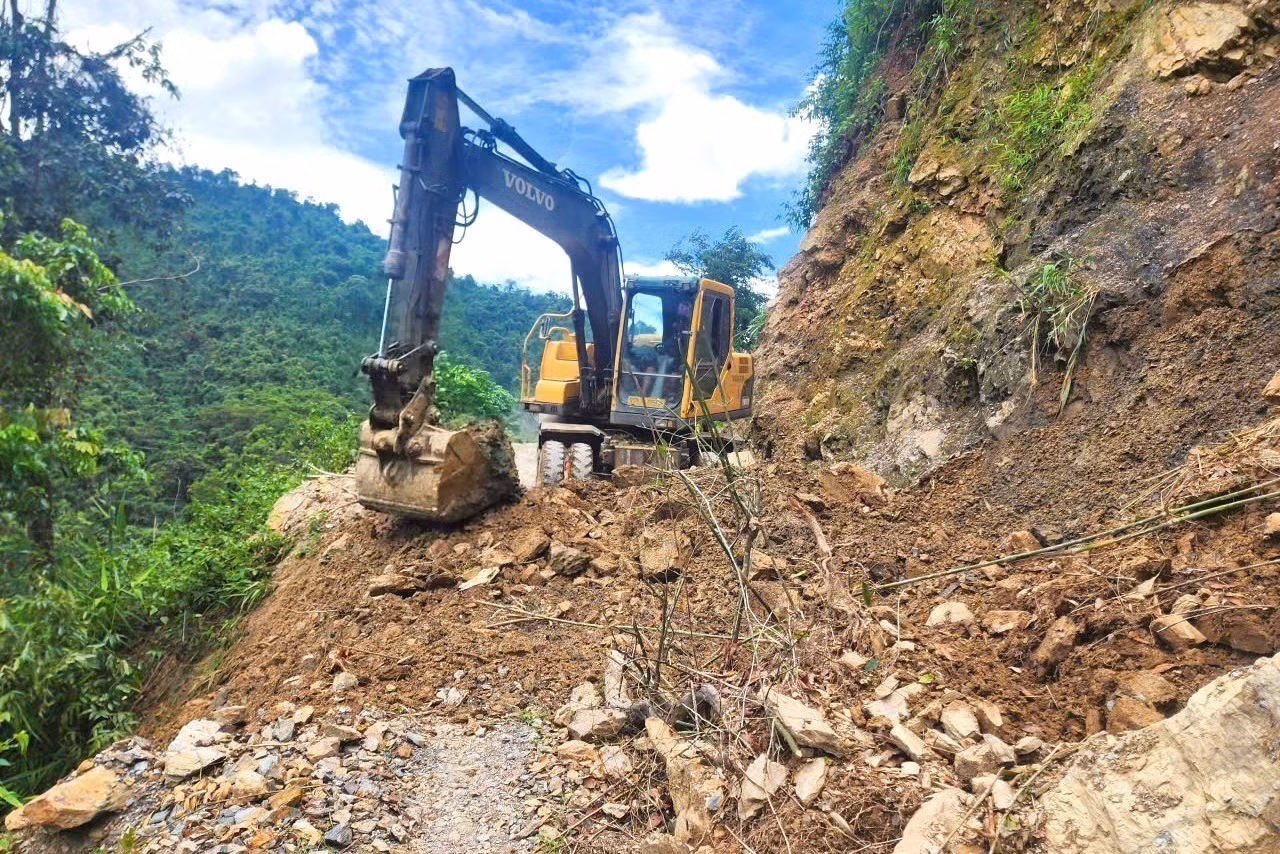 Từ ngày 28/8/2026, công tác khắc phục, sửa chữa, san ủi đất đá, cây rừng nhằm thông tuyến tuyến đường độc đạo Xốp Kho - Na Ngân (xã Nga My, tỉnh Nghệ An) được chính quyền địa phương, dân bản triển khai. Ảnh: TTXVN phát
