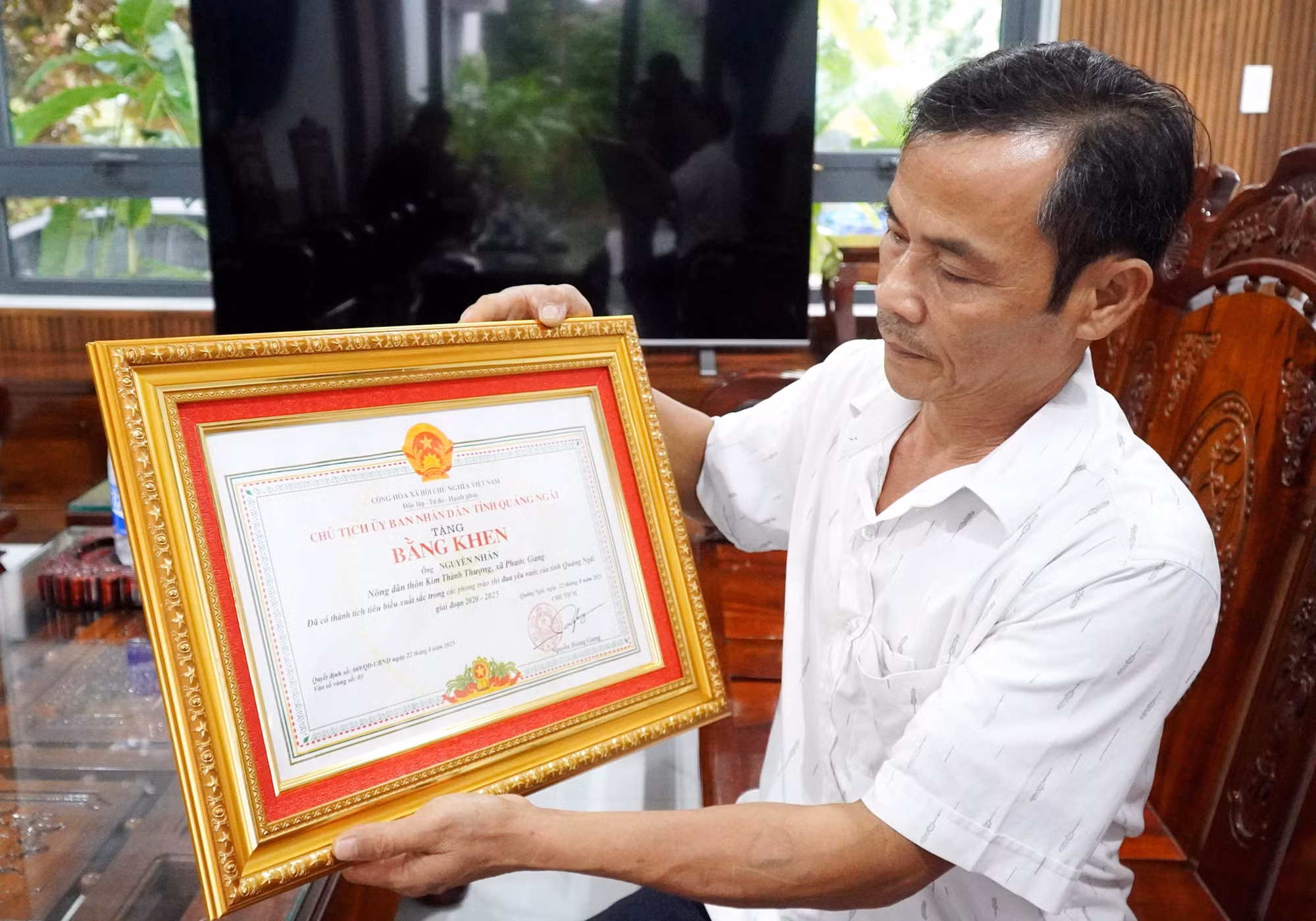 Ông Nguyễn Nhẫn được Chủ tịch UBND tỉnh Quảng Ngãi tặng Bằng khen vì đã có thành tích tiêu biểu xuất sắc trong các phong trào thi đua yêu nước tỉnh Quảng Ngãi giai đoạn 2020-2025. Ảnh: Lê Phước Ngọc/TTXVN