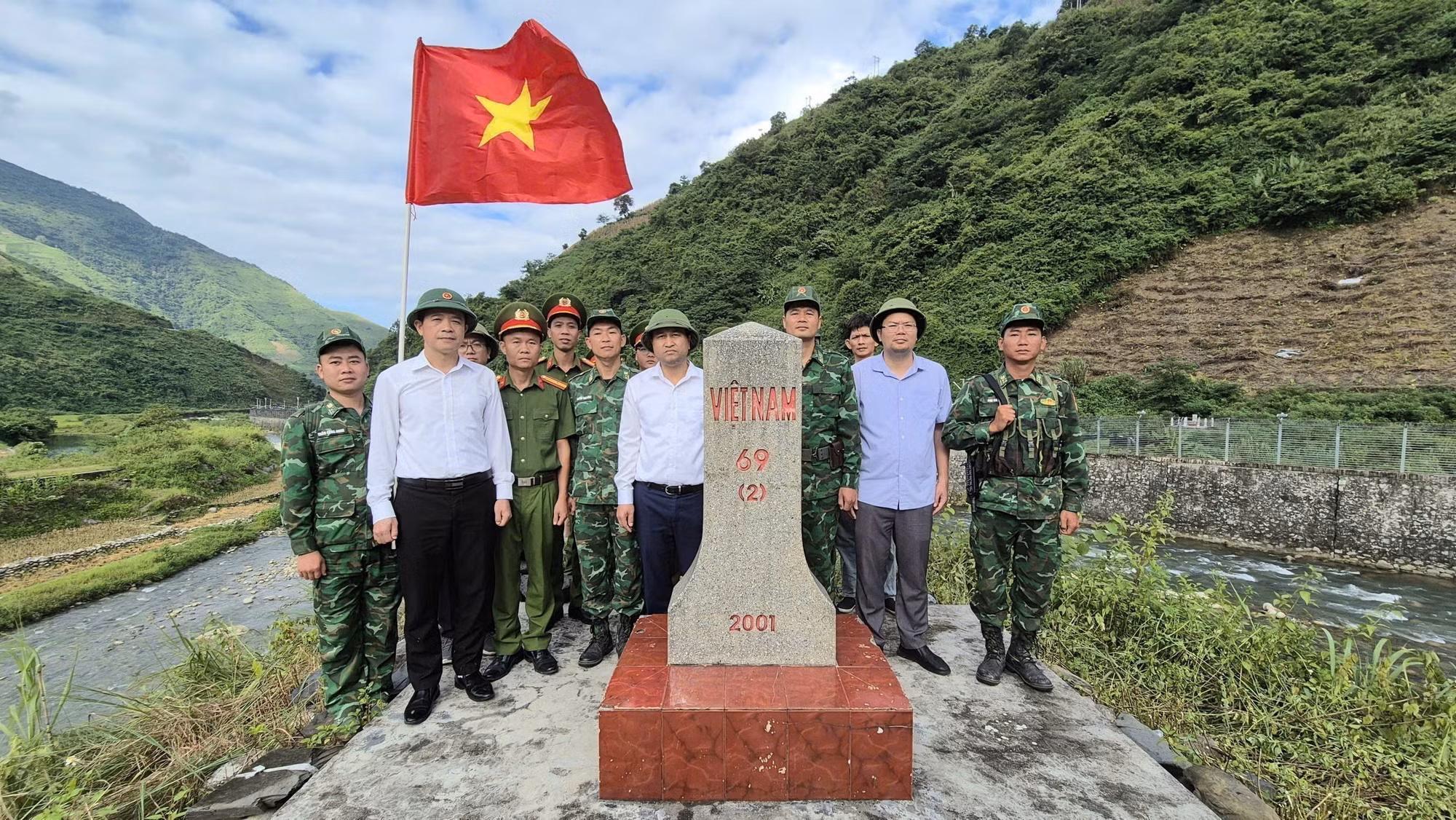 Bộ đội Biên phòng, chính quyền địa phương cùng người dân làm Lễ chào cờ tại cột mốc 69 tại xã SÌ Lở Lầu. Ảnh: TTXVN phát
