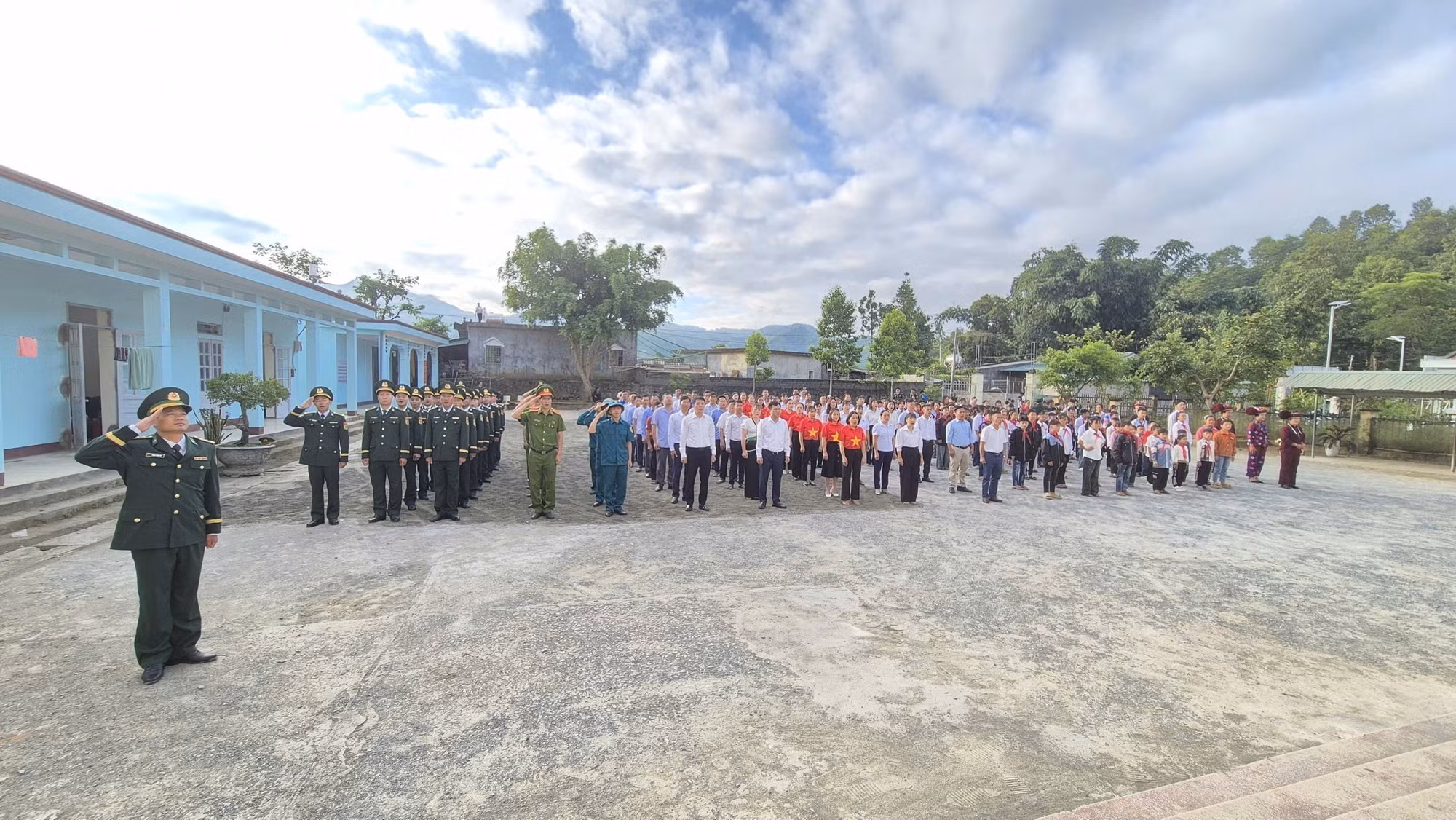 Tại trụ sở UBND xã SÌ Lở Lầu, chính quyền địa phương, cán bộ chiến sĩ và người dân làm Lễ Chào cờ. Ảnh: TTXVN phát