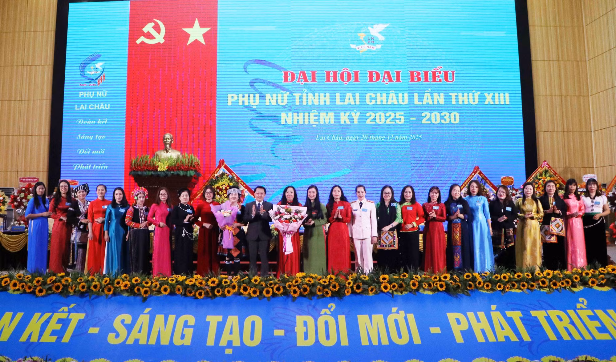 Ban Chấp hành Hội Liên hiệp Phụ nữ tỉnh Lai Châu khóa XIII, nhiệm kỳ 2025 - 2030 gồm 27 đồng chí ra mắt Đại hội.