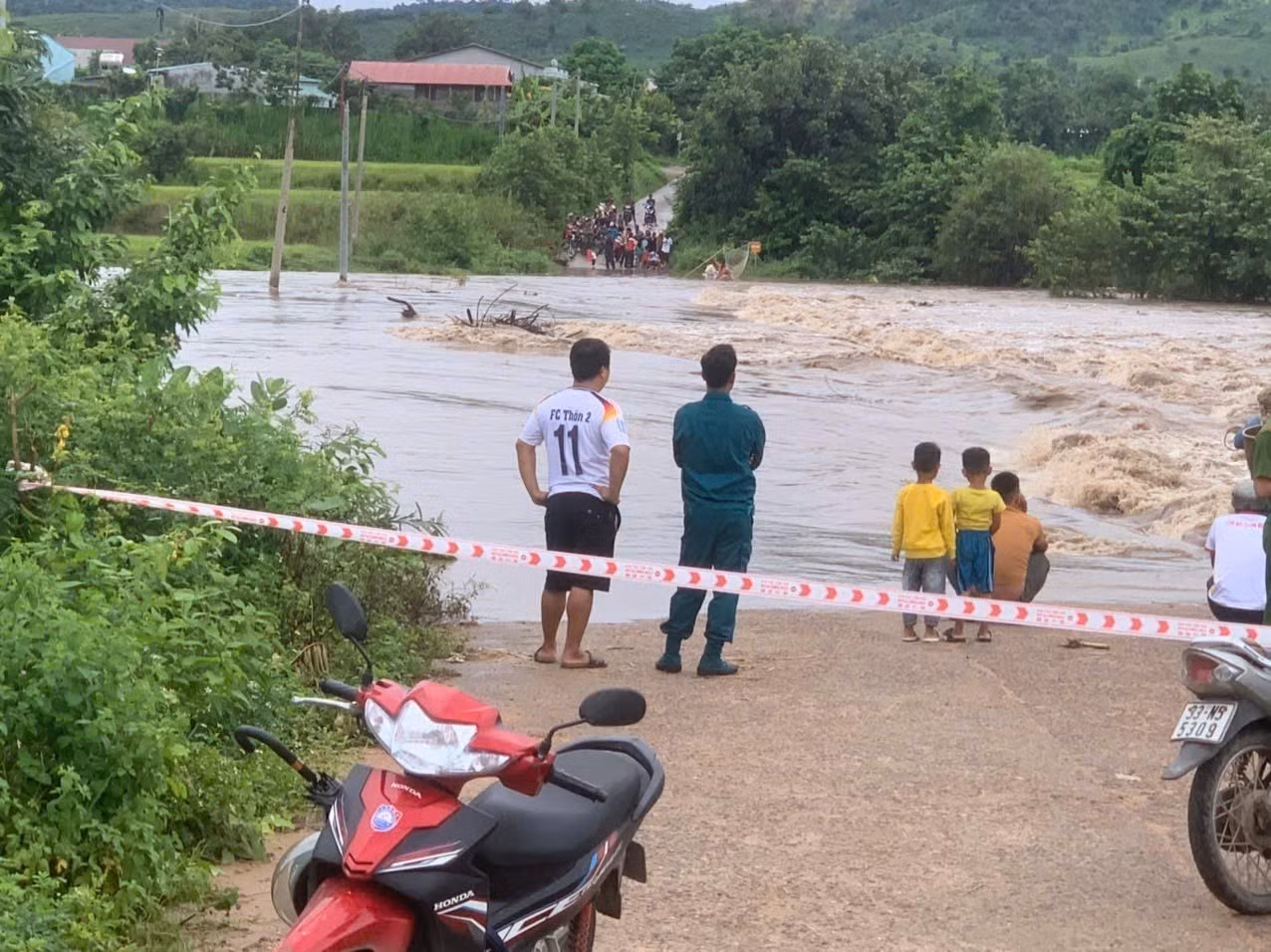 Lực lượng chức năng túc trực tại khu vực ngầm tràn Mơ Nang 2. Ảnh: TTXVN phát