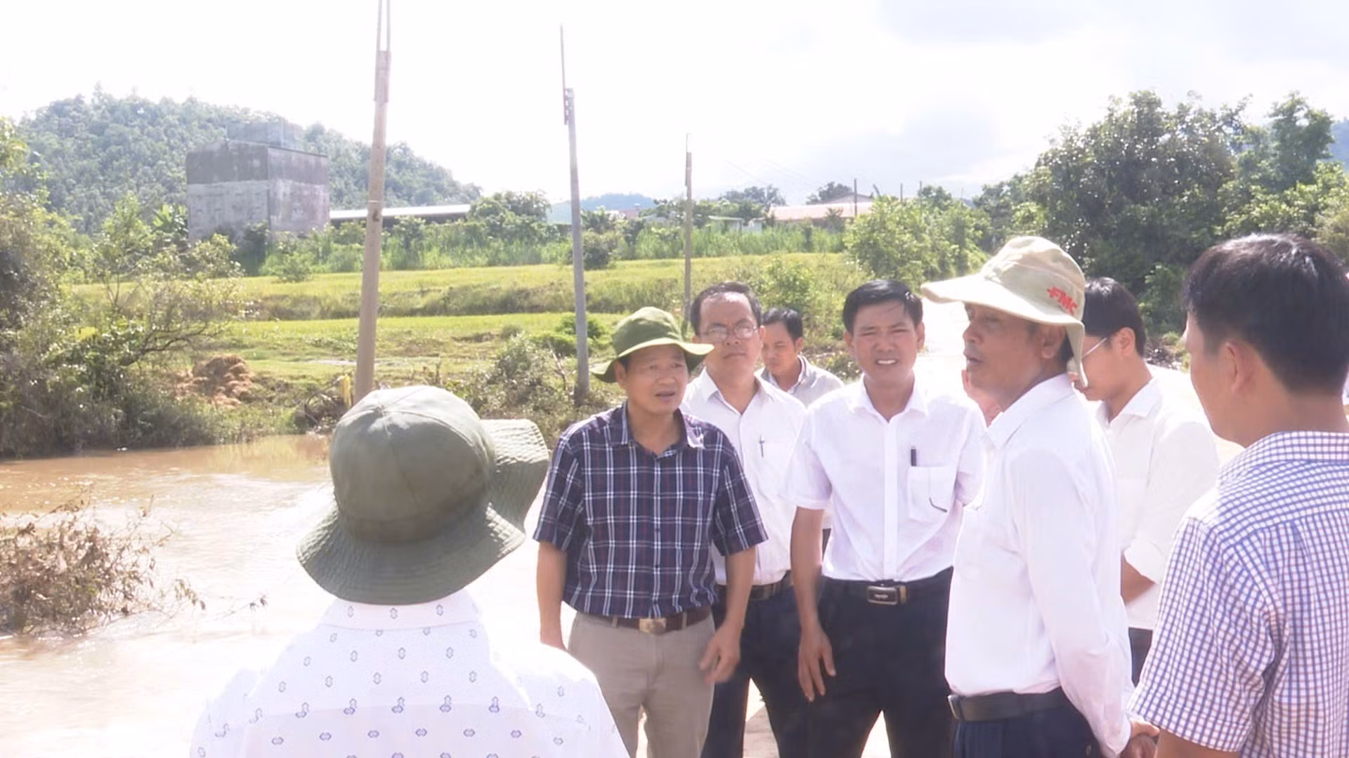 Chiều 5/9, đoàn công tác tỉnh Gia Lai đã đến kiểm tra, khảo sát tình hình tại ngầm tràn Mơ nang 2, xã Ia Pa. Ảnh: TTXVN phát