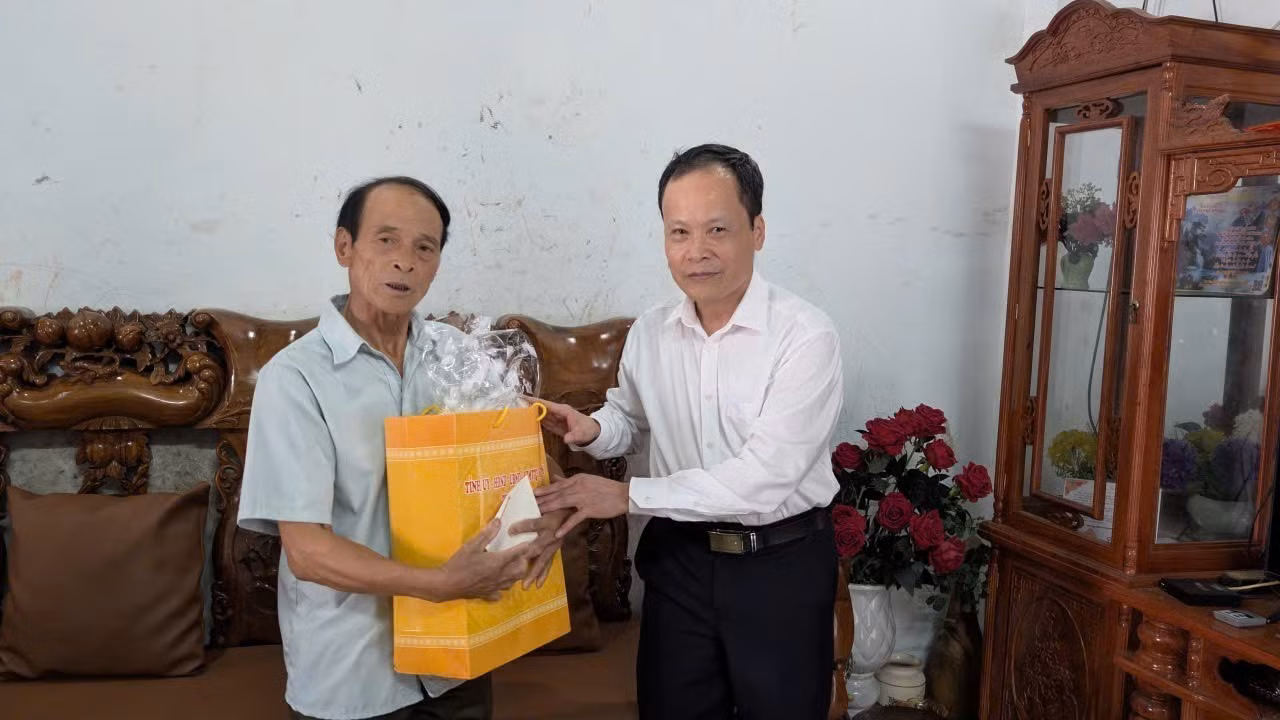 Trưởng ban Tuyên giáo và Dân vận Tỉnh ủy Cao Bằng Nông Thanh Tùng thăm hỏi gia đình chính sách trên địa bàn phường Tân Giang.