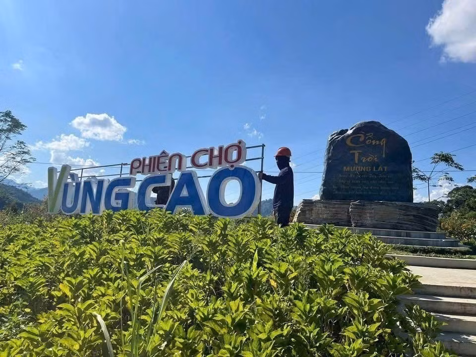 Cổng Trời Mường Lát (xã Trung Lý, tỉnh Thanh Hóa) là địa điểm diễn ra Liên hoan văn nghệ dân gian - Phiên chợ vùng cao Thanh Hóa.