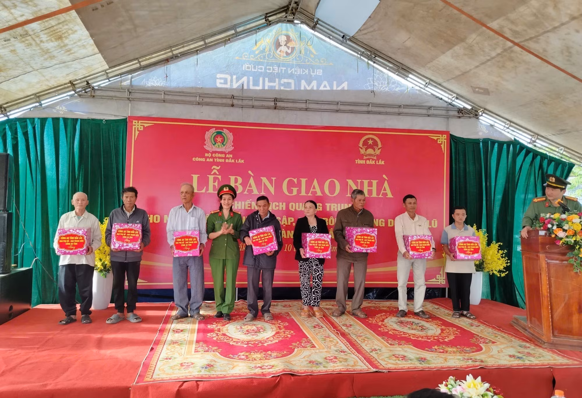 Công an tỉnh Đắk Lắk tặng quà cho hộ dân trong “Chiến dịch Quang Trung”. Ảnh: TTXVN phát