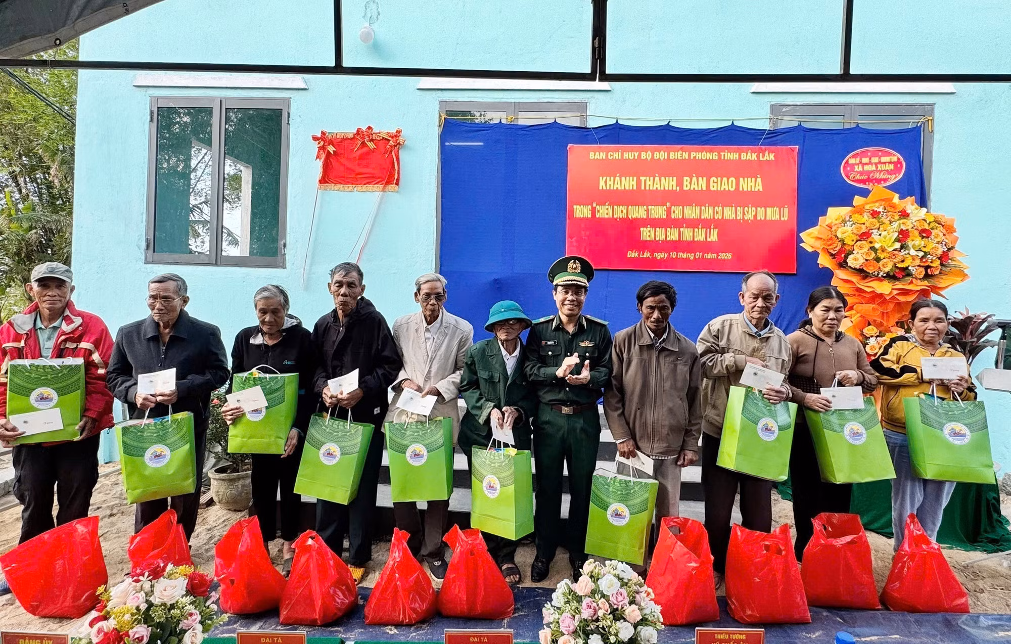 Bộ đội Biên phòng tặng quà cho hộ dân trong “Chiến dịch Quang Trung”. Ảnh: TTXVN phát