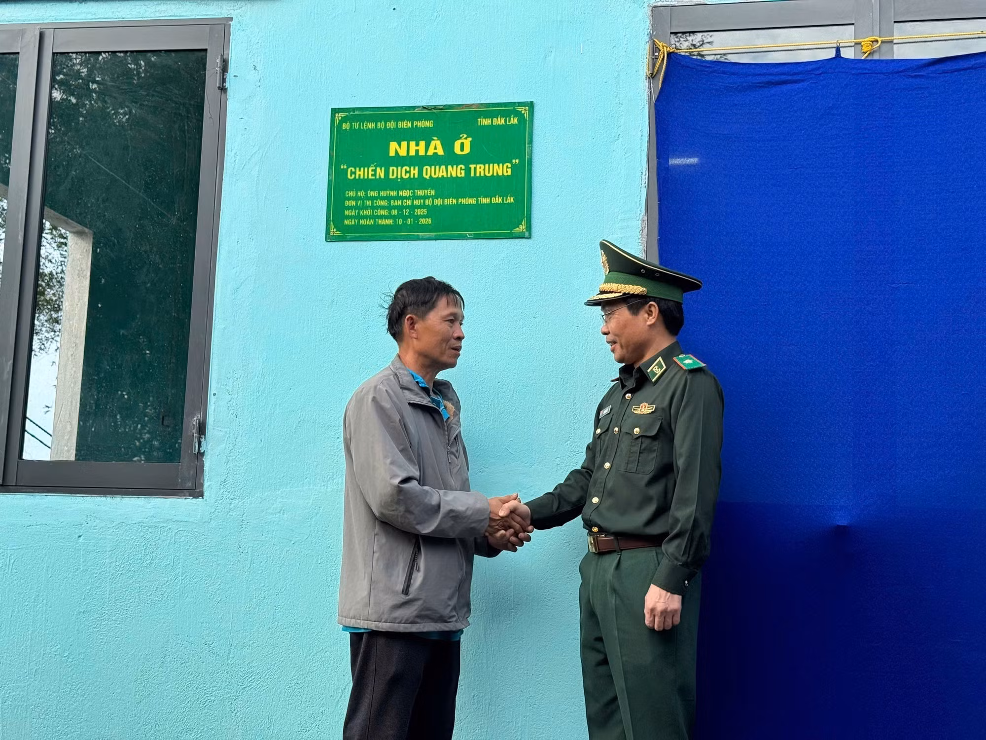 Bộ đội Biên phòng động viên người dân trong “Chiến dịch Quang Trung”. Ảnh: TTXVN phát