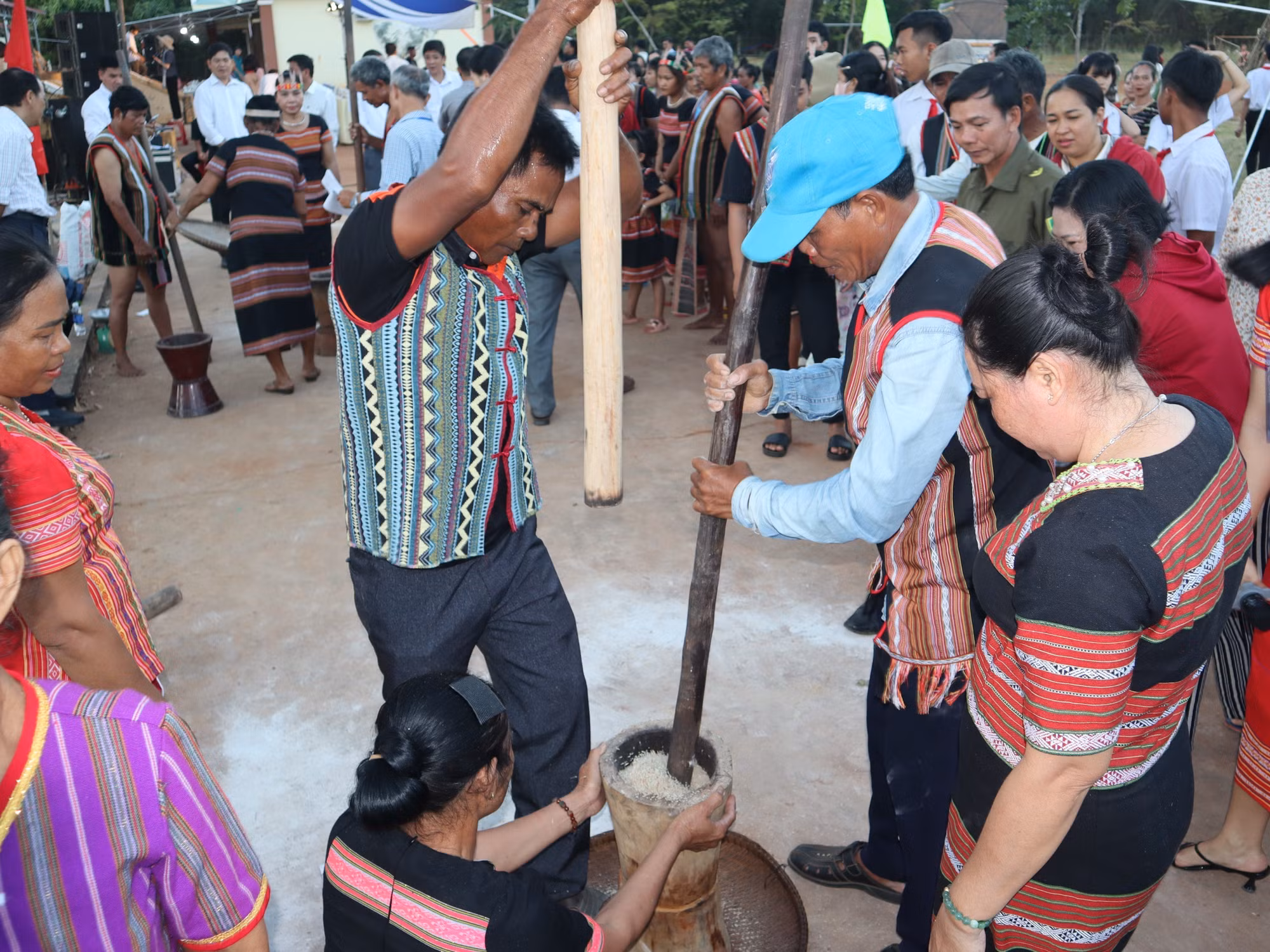 Cộng đồng dân tộc S'tiêng tham gia cuộc thi giã gạo trong lễ hội mừng lúa mới tại xã Tân Hưng.