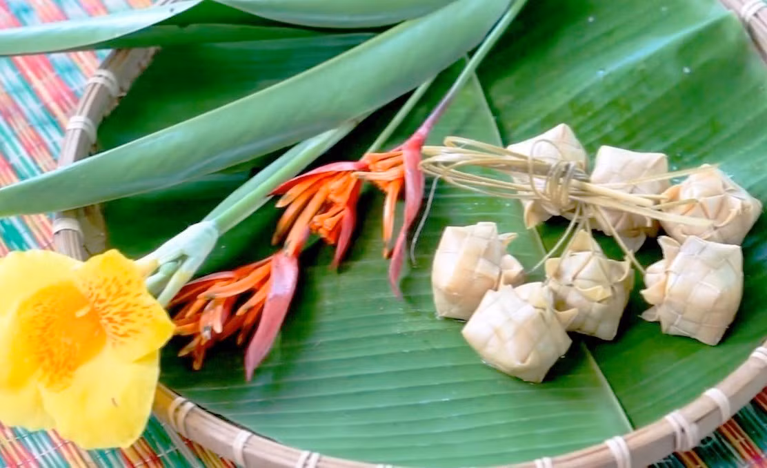 Việc sử dụng lá thốt nốt non làm vỏ không chỉ tạo mùi thơm đặc trưng khi luộc mà còn giúp bánh giữ được độ dẻo dai.