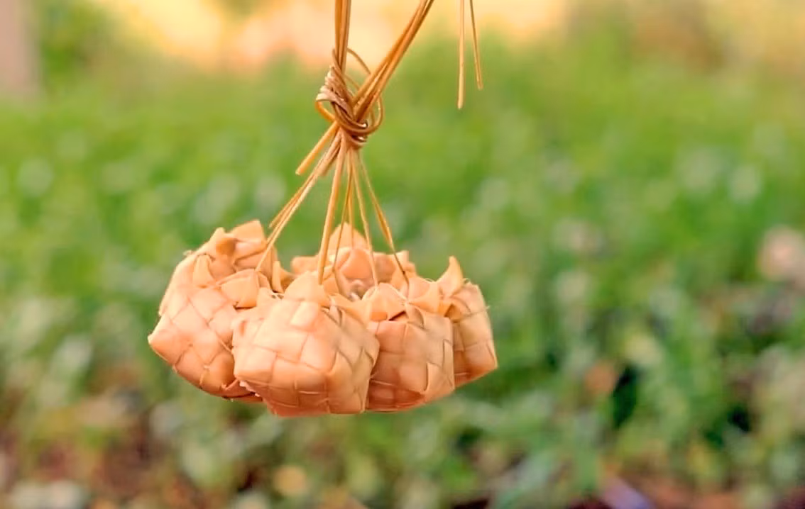 Những chiếc bánh Kà tum nhỏ xinh, hình vuông, với phần cuống nhô lên như những cánh hoa bung nở, gợi hình ảnh quả lựu chín mọng, thể hiện khát vọng về một cuộc sống ấm no, hạnh phúc.