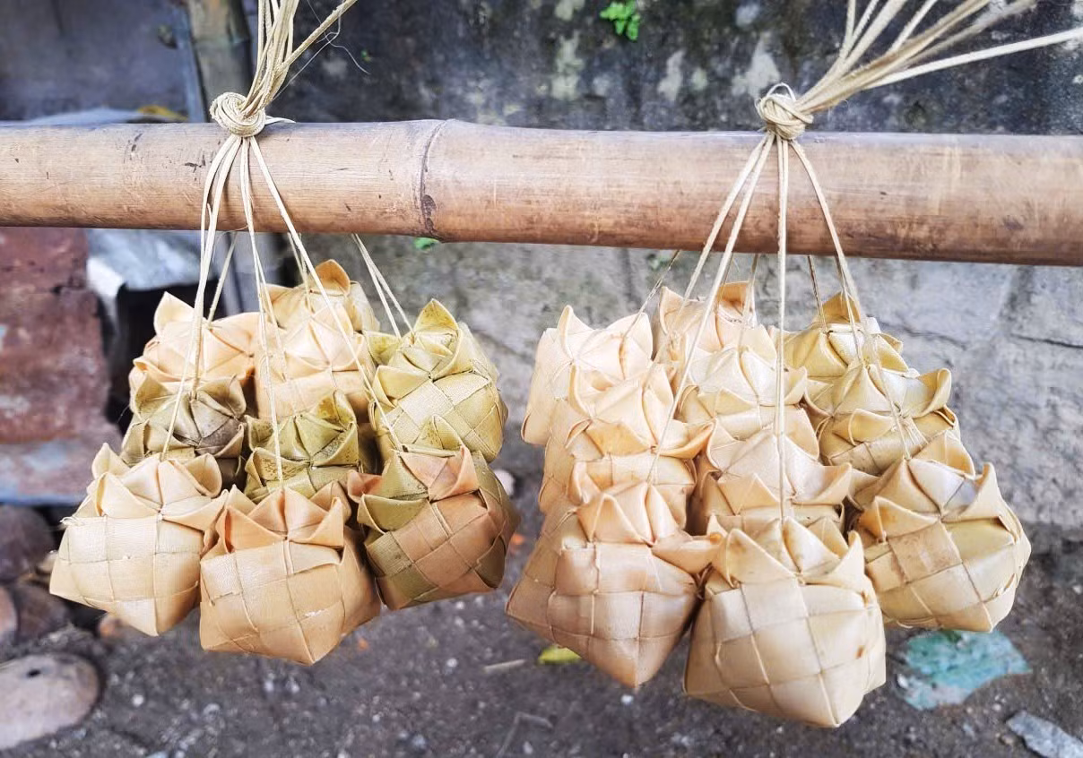 Những chiếc bánh Kà tum là một công trình nghệ thuật tinh xảo được làm nên từ đôi bàn tay khéo léo của người phụ nữ dân tộc Khmer tỉnh An Giang.