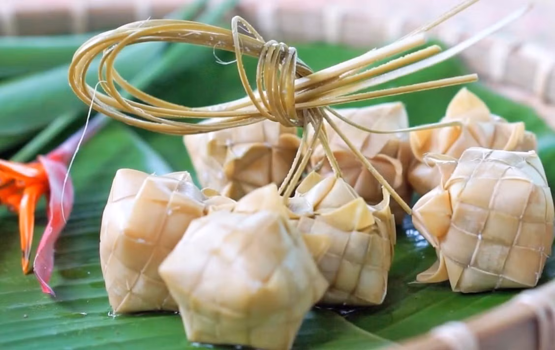 Trước đây, bánh Kà tum được làm chỉ để phục vụ trong các ngày lễ lớn của đồng bào dân tộc Khmer, như: Tết Chôl Chnăm Thmây, lễ Sene Dolta,… Ngày nay, nhu cầu đối với bánh Kà tum tăng cao, trở thành món quà đặc sản của địa phương với mức giá bình dân (6.000 đồng/chiếc).