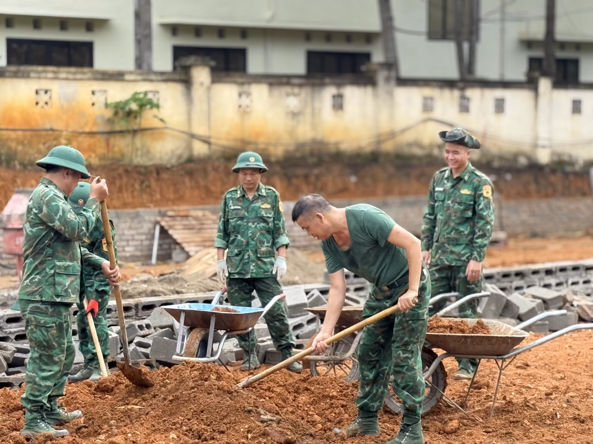 Lực lượng bộ đội biên phòng tham gia hỗ trợ xây dựng Điểm trường mầm non Cốc Pàng.