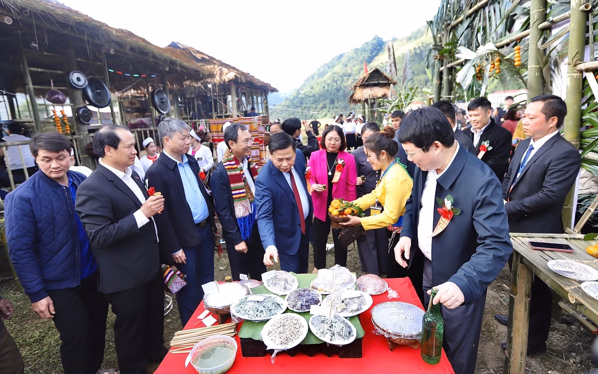 Đại biểu và du khách tham quan các gian hàng trong không gian ngày hội. Ảnh: Trọng Đạt-TTXVN