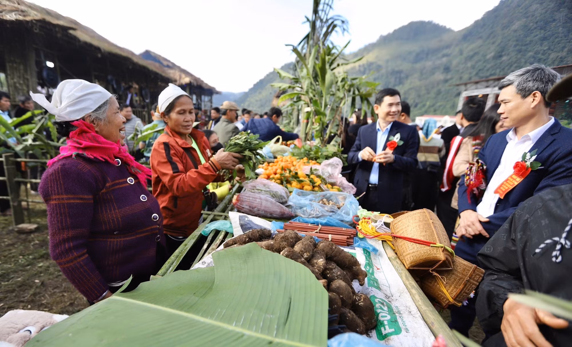 Du khách tham quan các gian hàng trong không gian ngày hội. Ảnh: Trọng Đạt-TTXVN