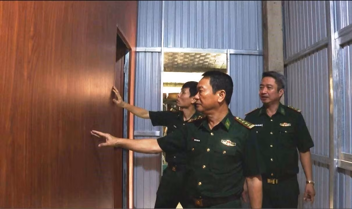 Với tinh thần trách nhiệm cao, lực lượng Biên phòng tỉnh Quảng Trị hỗ trợ thi công, nỗ lực khắc phục khó khăn, hoàn thành các hạng mục bảo đảm tiến độ và chất lượng đề ra. Ảnh: TTXVN phát