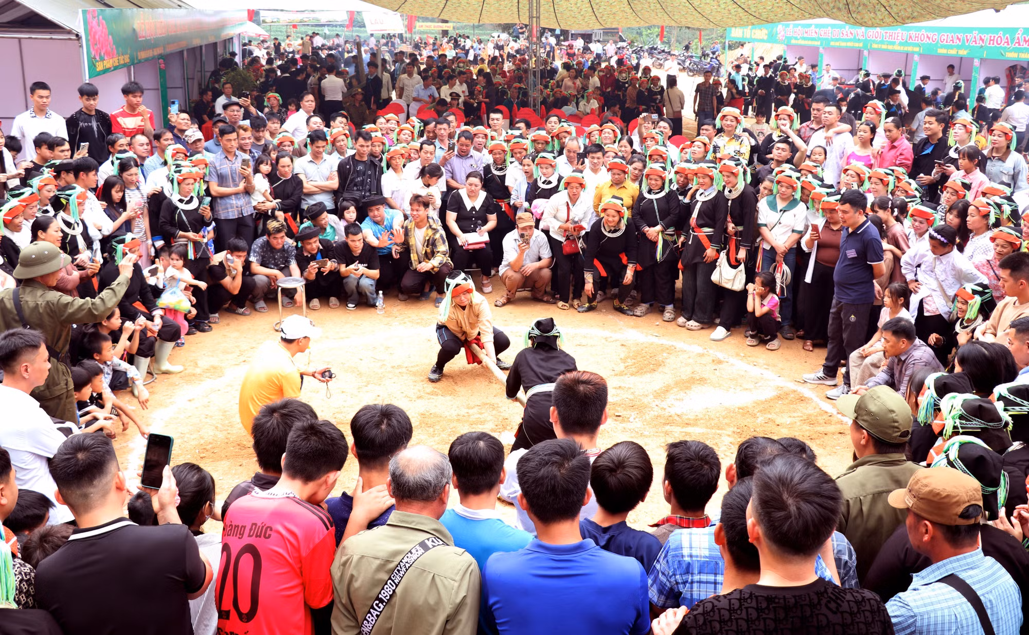 Các trò chơi dân gian thu hút người dân và du khách tham gia.