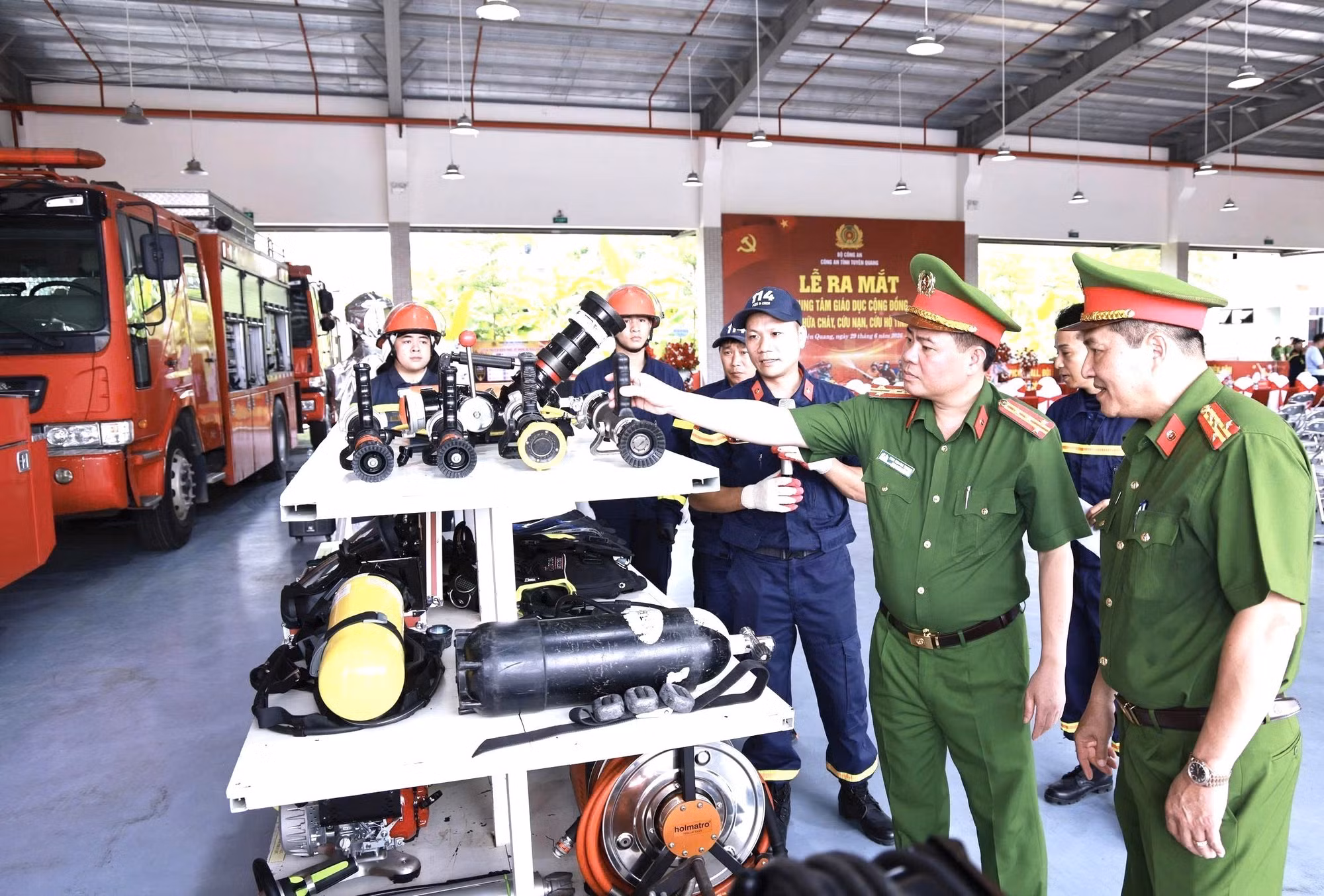 Lãnh đạo Công an tỉnh Tuyên Quang tham quan, tìm hiểu các phương tiện, thiết bị phục vụ công tác phòng cháy, chữa cháy và cứu nạn, cứu hộ. Ảnh: Minh Tâm/TTXVN