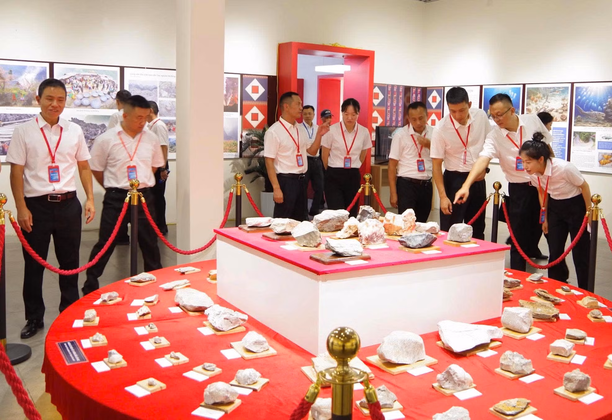 Hai đoàn đại biểu tham quan Bảo tàng Hà Giang (tỉnh Tuyên Quang). Ảnh: Xuân Minh/TTXVN phát.