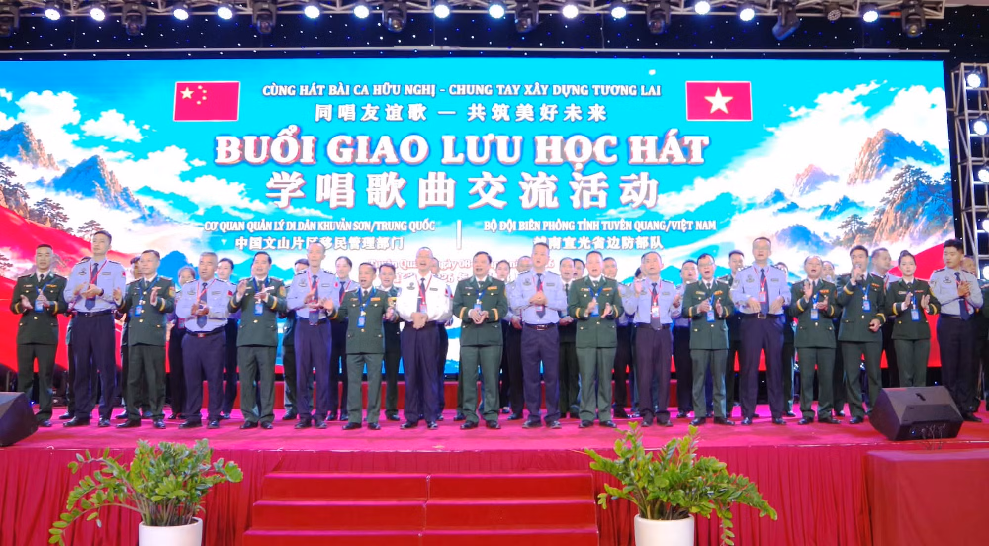Đại biểu hai bên cùng học bài hát “Việt Nam - Trung Hoa”. Ảnh: Xuân Minh/TTXVN phát.
