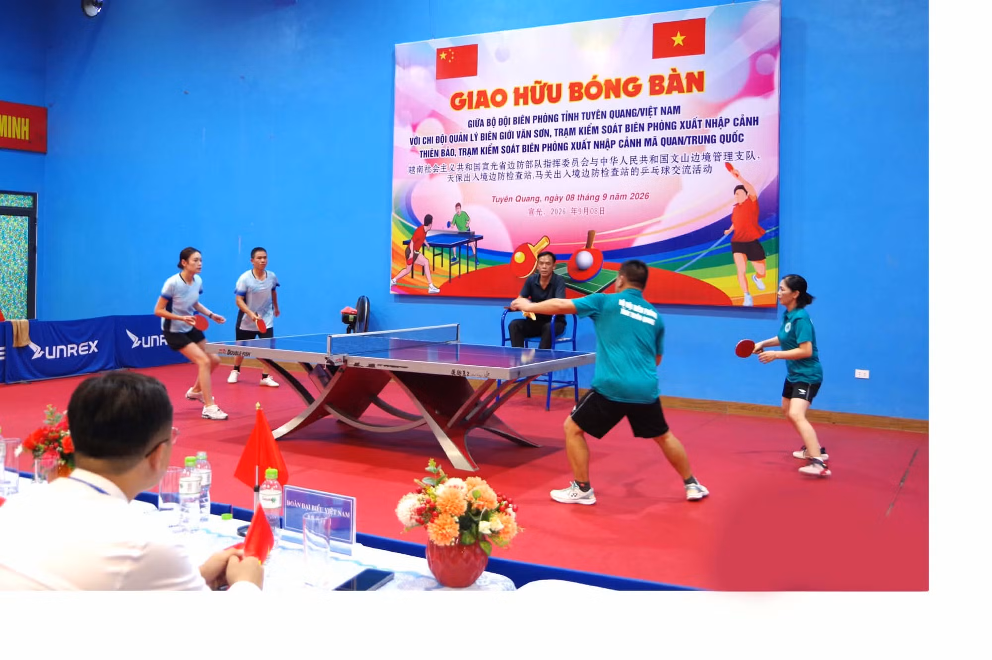 Giao hữu bóng bàn giữa lực lượng quản lý biên giới hai bên. Ảnh: Xuân Minh/TTXVN phát.