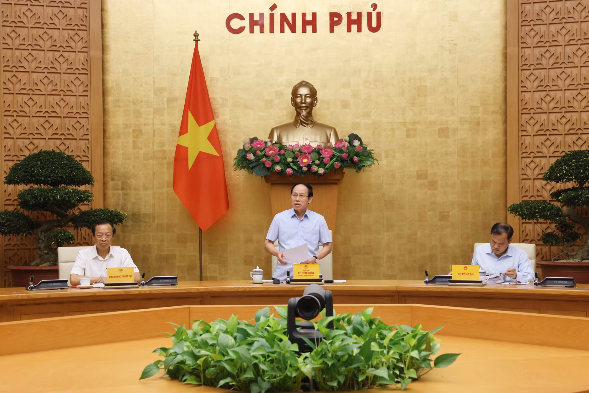 Phó Thủ tướng Lê Tiến Châu chủ trì họp Ban Chỉ đạo xây dựng trường học cho các xã biên giới. Ảnh: Lâm Khánh/TTXVN