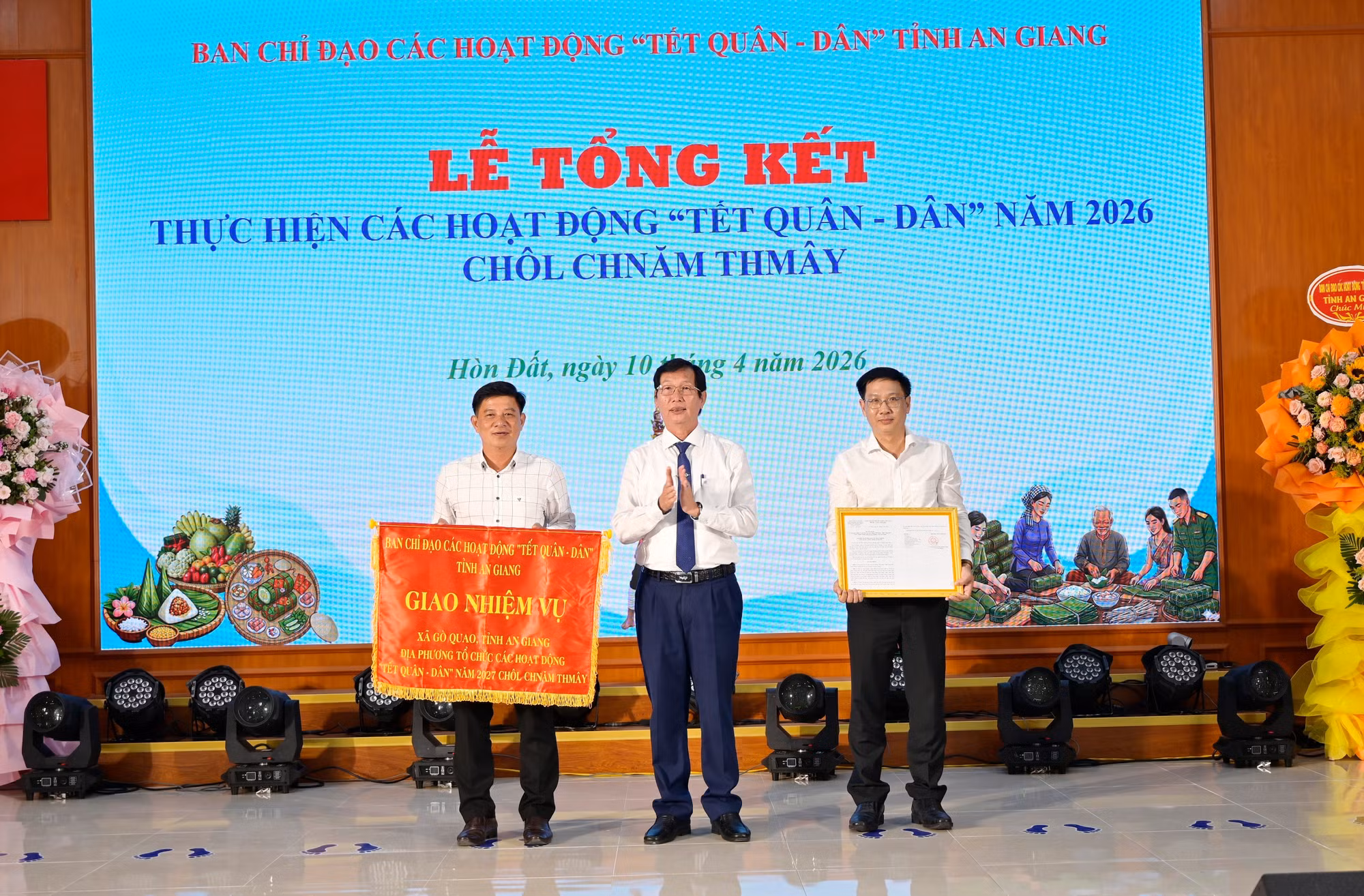 Phó Chủ tịch UBND tỉnh An Giang Lê Văn Phước trao Quyết định và cờ giao nhiệm vụ cho xã Gò Quao tổ chức các hoạt động “Tết Quân - Dân” Chôl Chnăm Thmây năm 2027.