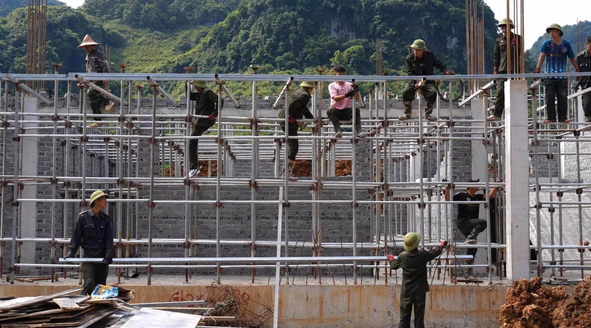 Cán bộ chiến sĩ Phòng Cảnh sát cơ động (Công an tỉnh Cao Bằng) tham gia hỗ trợ xây dựng trường học liên cấp. Ảnh: Chu Hiệu/TTXVN