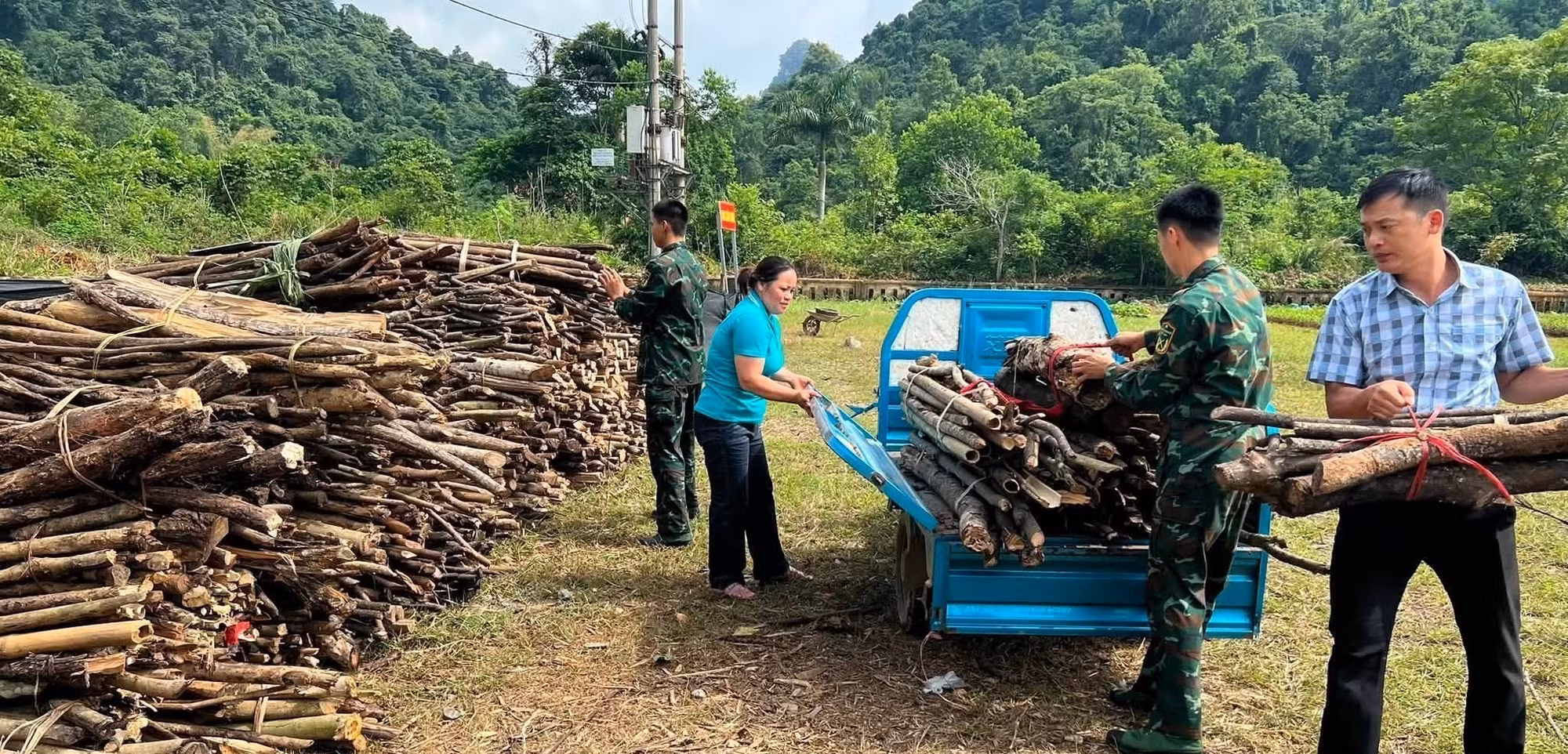Nhân dân xã Đức Long tham gia hỗ trợ nh yếu phẩm cho lực lượng thi công trường học liên cấp. Ảnh: Chu Hiệu/TTXVN