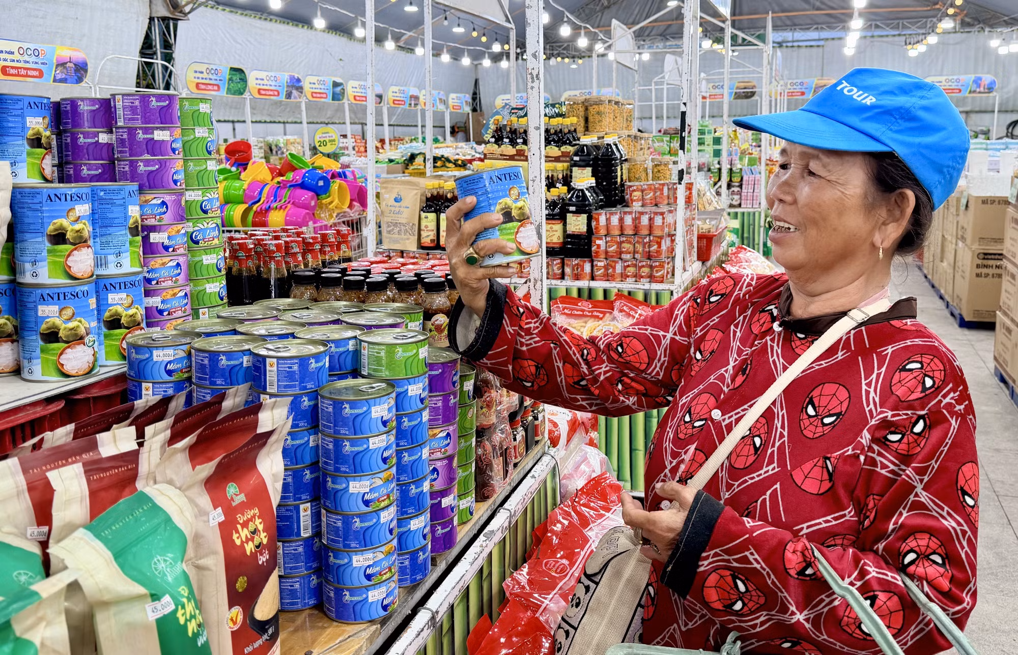 Khách tham quan tìm hiểu, mua sắm các sản phẩm OCOP An Giang tại các hội chợ thương mại.