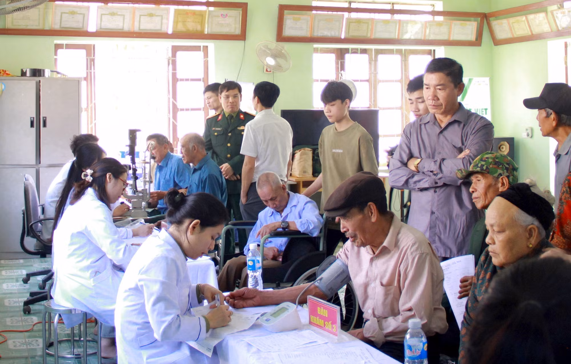 Việc khám và cấp thuốc miễn phí không chỉ giúp đồng bào nơi đây vơi bớt khó khăn mà còn mang lại niềm tin, sự an tâm.