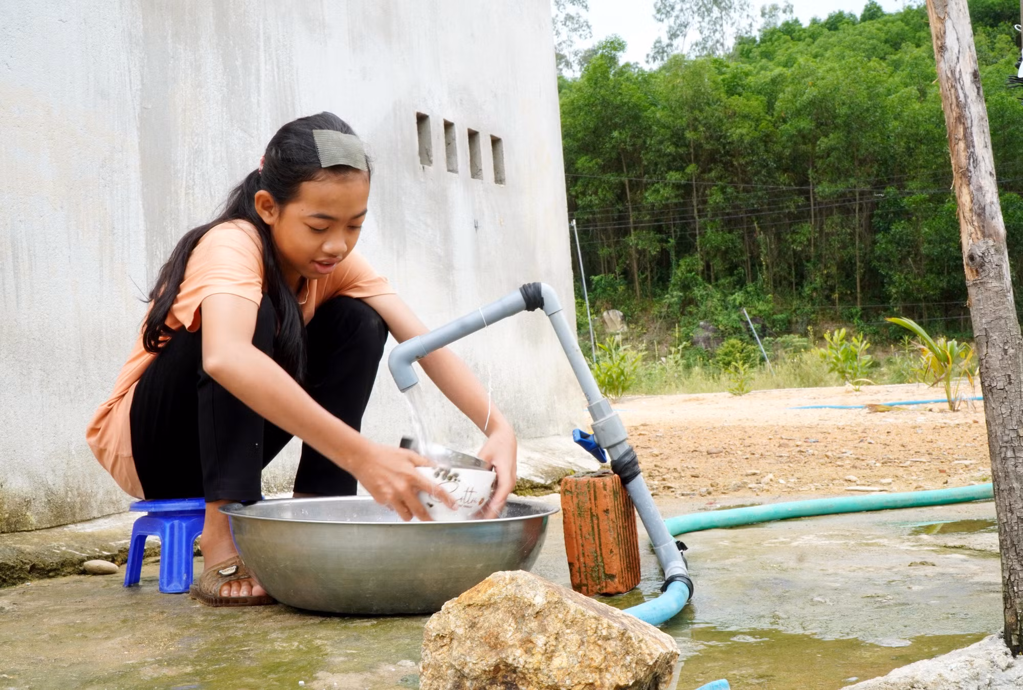 Người dân vui mừng khi được sử dụng nước sạch tại khu tái định cư.