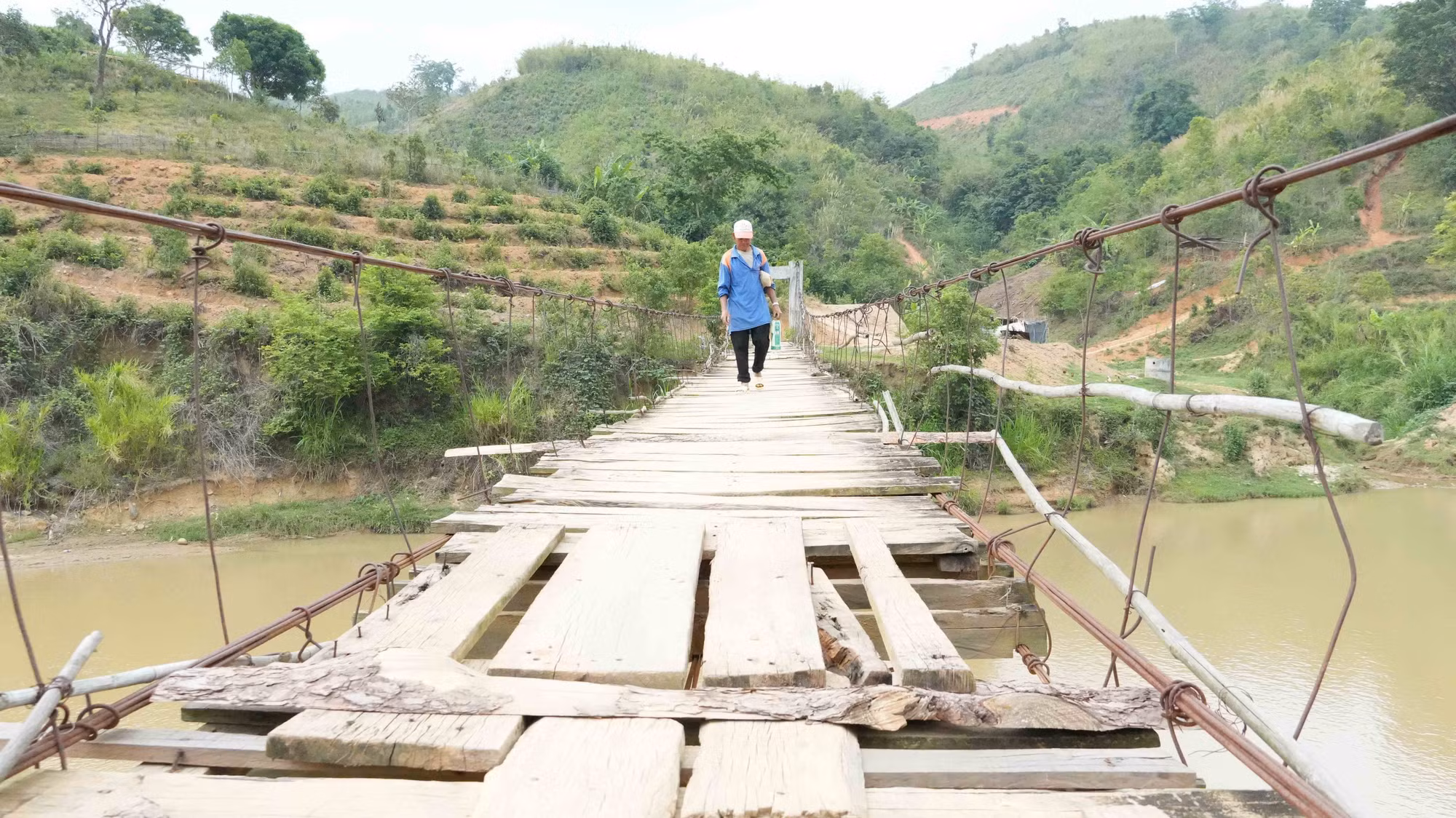 Cầu treo bắc qua sông Pô Kô, phục vụ việc đi lại của hàng chục hộ dân thôn Đăk Poi, xã Đăk Pek bị hư hỏng phần mặt cầu, gây mất an toàn.