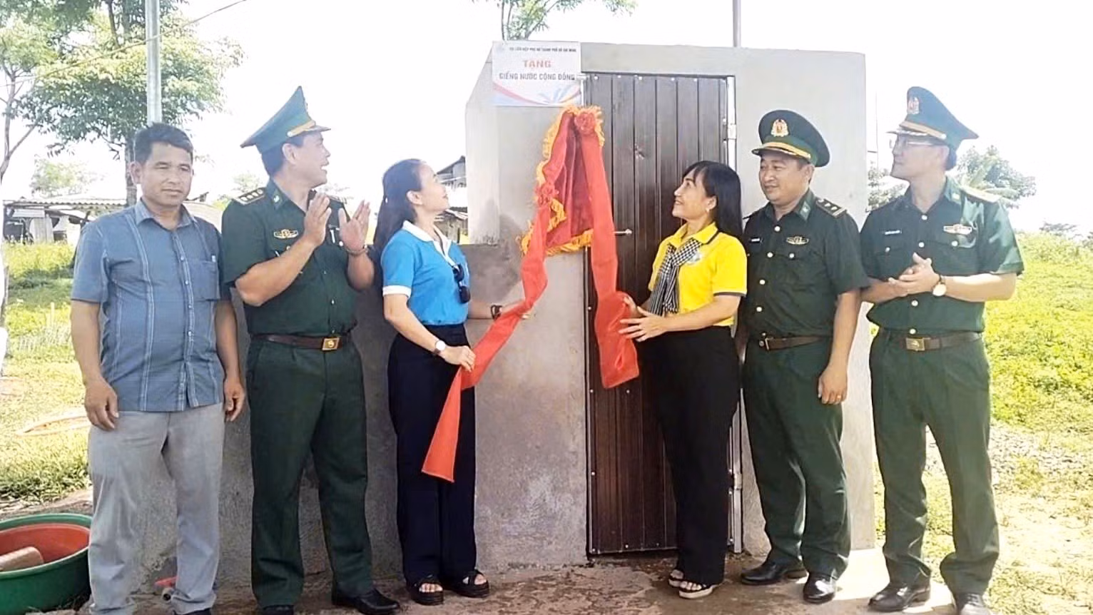 Khánh thành, bàn giao công trình giếng nước công cộng cho người dân xã A Dơi, tỉnh Quảng Trị. Ảnh: TTXVN phát