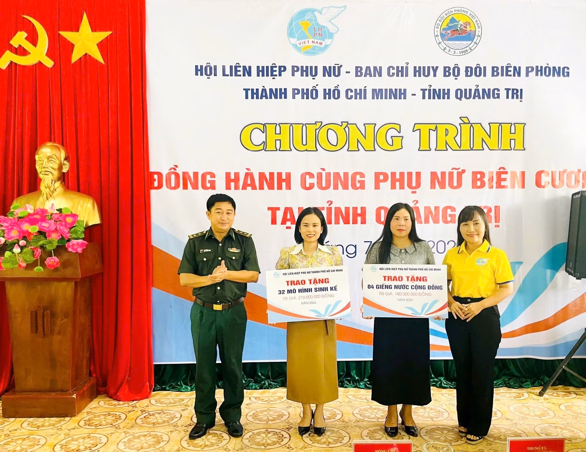 Trao biển tượng trưng tặng giếng nước công cộng và mô hình sinh kế cho phụ nữ nghèo tại xã Lìa và xã A Dơi, tỉnh Quảng Trị. Ảnh: TTXVN phát