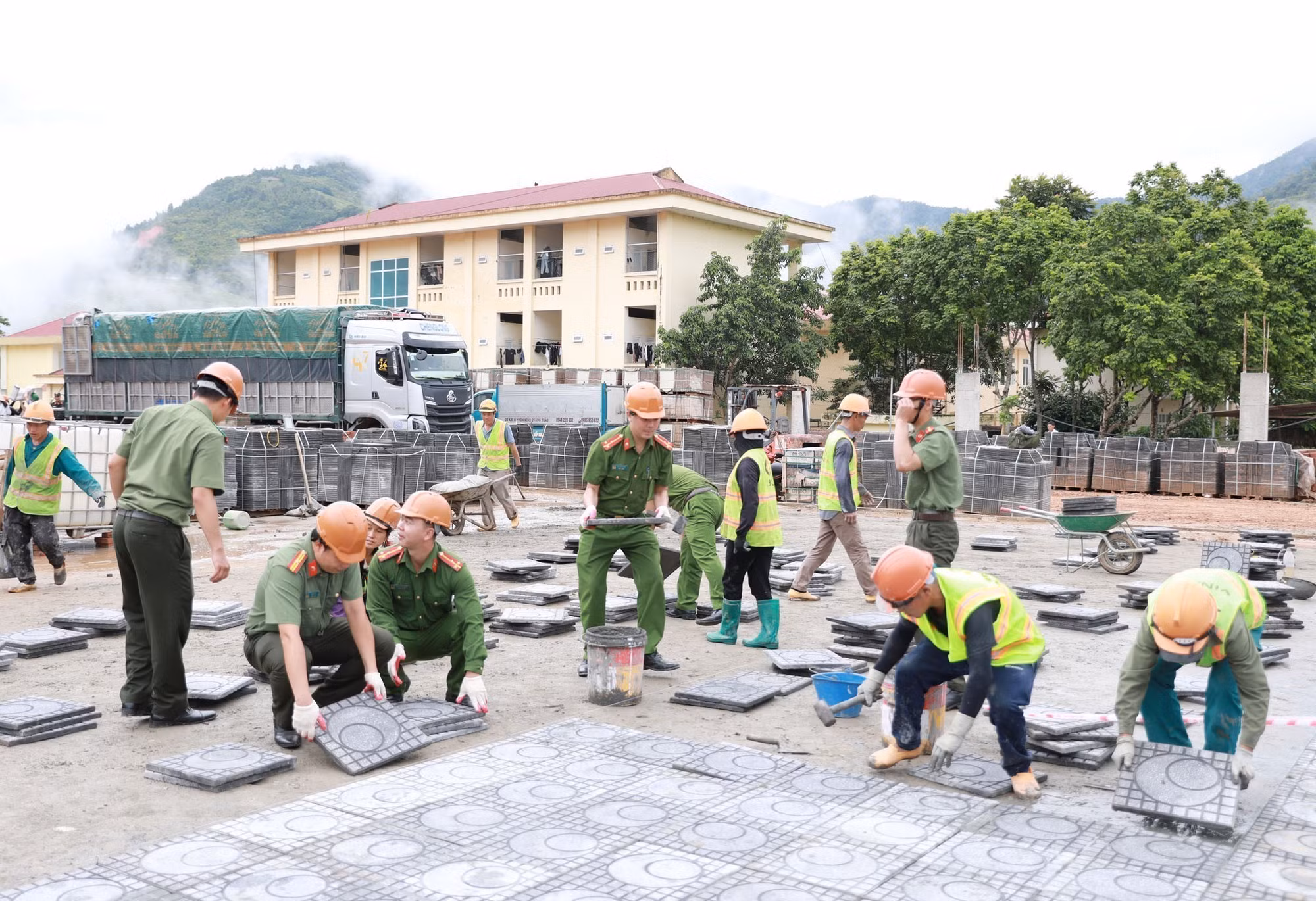 Cán bộ chiến sĩ cùng các lực lượng đóng trên địa bàn ra quân thực hiện chiến dịch cao điểm 100 ngày đêm hỗ trợ xây dựng các trường PTNT Tiểu học và THCS tại xã Pa Tần.